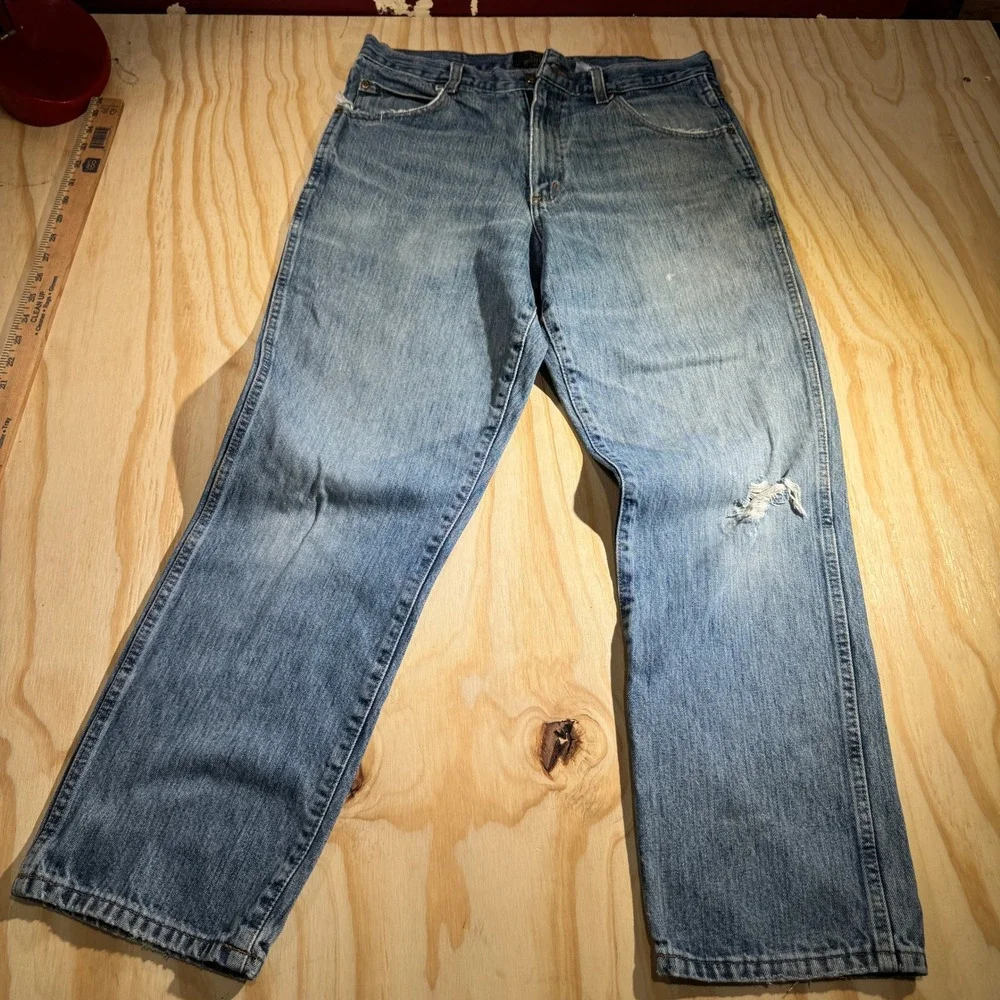 RedHead Men's Classic Fit Medium Wash Distressed Denim Jeans Waist 33